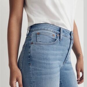 Madewell curvy kick out jeans. Blue. Size 31. EUC. $50.